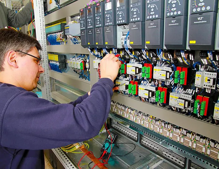 Engenheiro fazendo a instalação de um painel elétrico